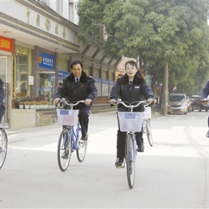 广西自治区武鸣县国税局公务自行车“上岗” 践行八项规定